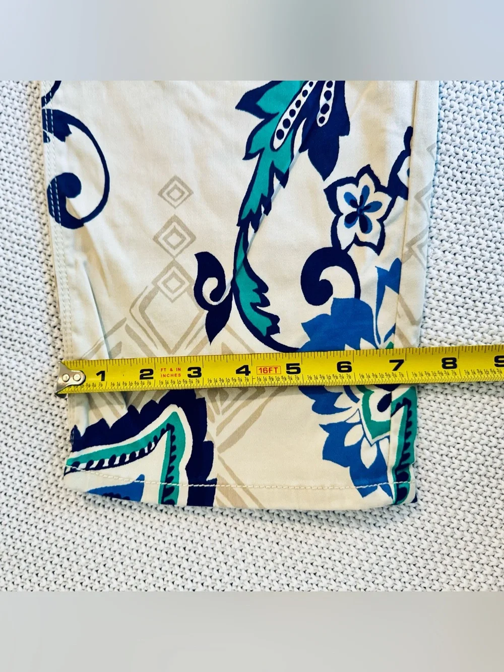 CHICO’S So Lifting Crop Cream & Blue Paisley Floral Cropped Straight-Leg Pants